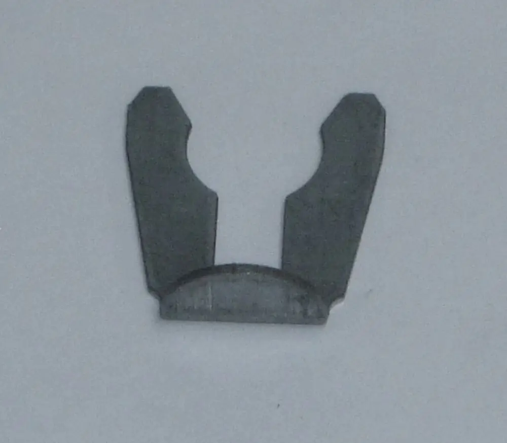 Daikin Clip in Form eines U mit zwei seitlichen Erhöhungen und einer abgerundeten Basis, auf weißen Untergrund abgebildet.
